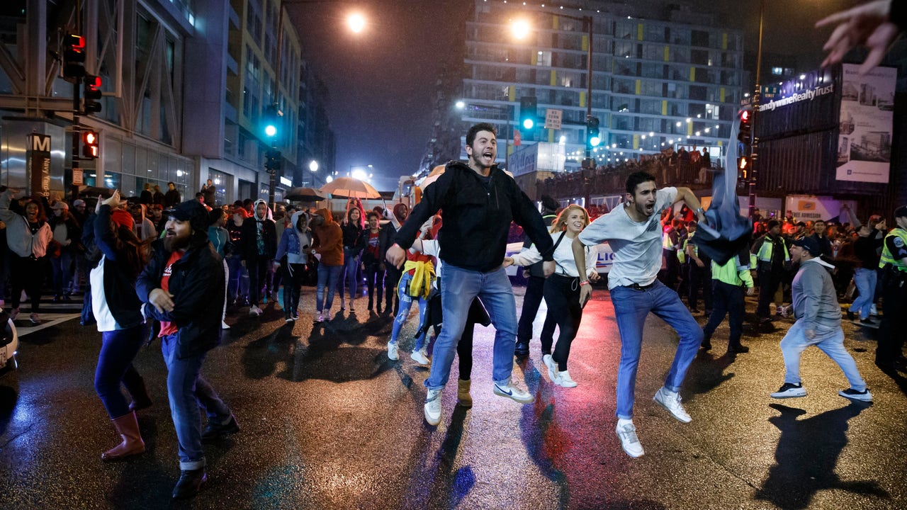 Nats fans celebrate win _ without climbing the light poles